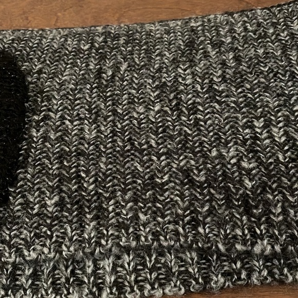 Besty Johnson Black & White Large Bow Detail Infinity Scarf - Picture 9 of 15